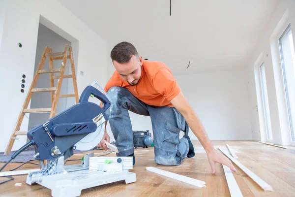 Homem Com Uma Serra Corte Cortando Rodapés Canteiro Obras — Fotografia de Stock