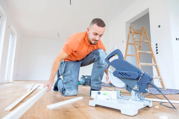 Homem Com Uma Serra Corte Cortando Rodapés Canteiro Obras — Fotografia de Stock