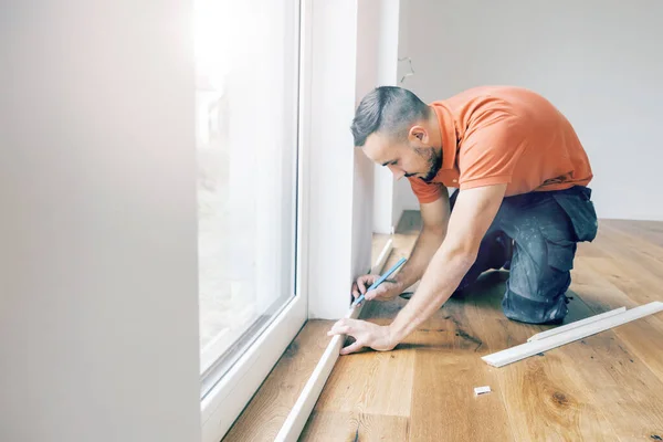 Uomo Tagliando Battiscopa Cantiere Posare Pavimento Parquet — Foto Stock