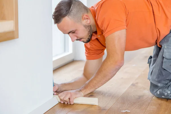 Visão Lateral Homem Cortando Rodapés Canteiro Obras Coloque Piso Parquet — Fotografia de Stock