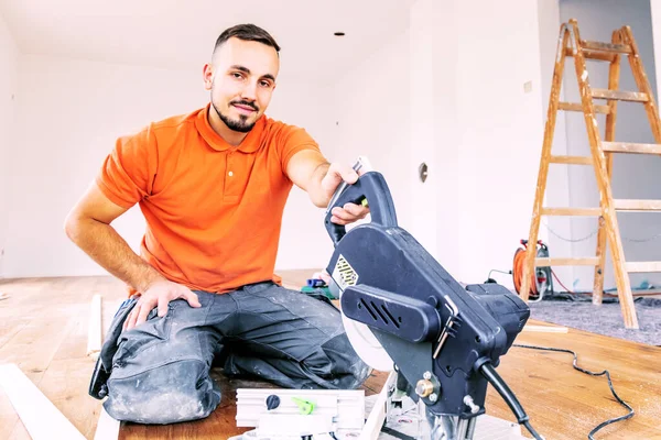 Jovem Com Uma Serra Corte Cortando Rodapés Canteiro Obras Coloque — Fotografia de Stock