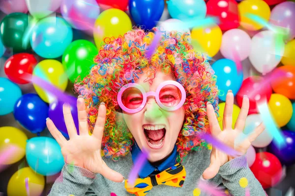 Renkli Peruklu Güzel Mutlu Genç Bir Kadının Portresi Partide Eğleniyor — Stok fotoğraf