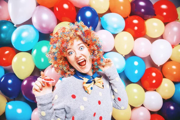 Πορτρέτο Της Όμορφης Γυναίκας Κόμμα Πολύχρωμο Περούκα Διασκεδάζοντας Στο Καρναβάλι — Φωτογραφία Αρχείου