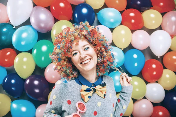 Renkli Peruklu Güzel Parti Kadınının Portresi Karnavalda Eğleniyor — Stok fotoğraf