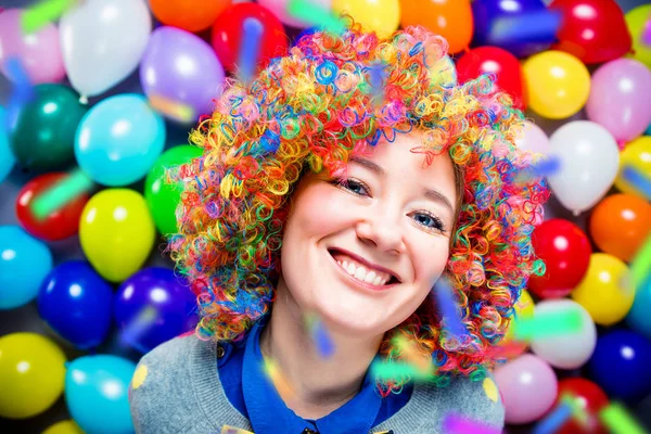Πορτρέτο Της Όμορφης Χαρούμενης Γυναίκας Περούκα Που Διασκεδάζει Στο Πάρτι — Φωτογραφία Αρχείου