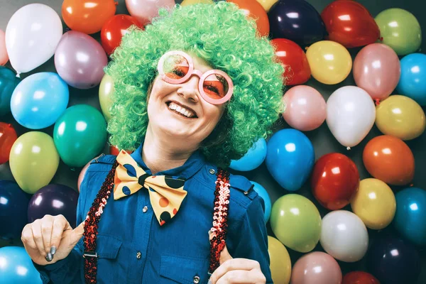 Retrato Bela Mulher Alegre Peruca Óculos Divertindo Festa — Fotografia de Stock