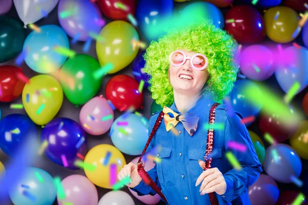 Bela Mulher Feliz Peruca Óculos Divertindo Festa — Fotografia de Stock