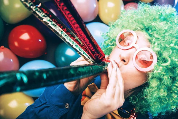 Hermosa Fiesta Mujer Peluca Gafas Que Divierten Carnaval —  Fotos de Stock