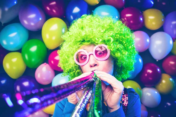 Όμορφη Γυναίκα Κόμμα Περούκα Και Γυαλιά Που Διασκεδάζουν Στο Καρναβάλι — Φωτογραφία Αρχείου