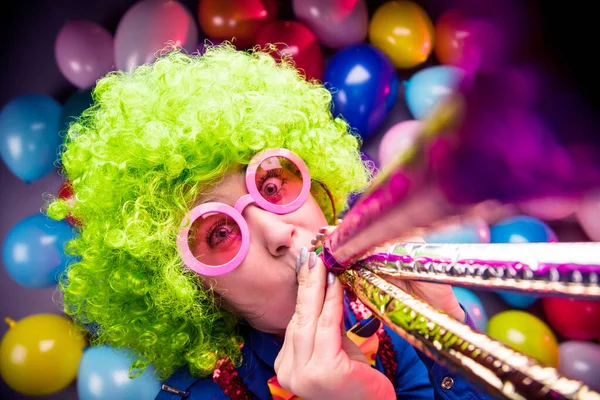 Retrato Bela Festa Mulher Peruca Óculos Divertindo Carnaval — Fotografia de Stock