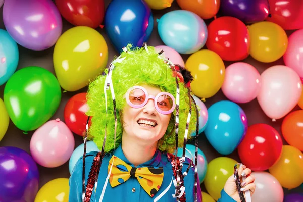 Retrato Bela Festa Mulher Peruca Óculos Divertindo Carnaval — Fotografia de Stock