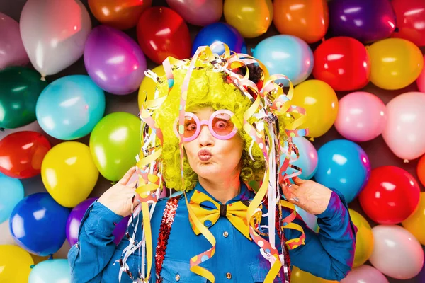 穿着假发的漂亮派对女人在狂欢节上玩乐的肖像 — 图库照片