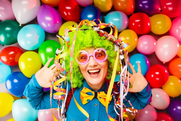 Porträt Einer Schönen Partyfrau Mit Perücke Die Spaß Karneval Hat — Stockfoto