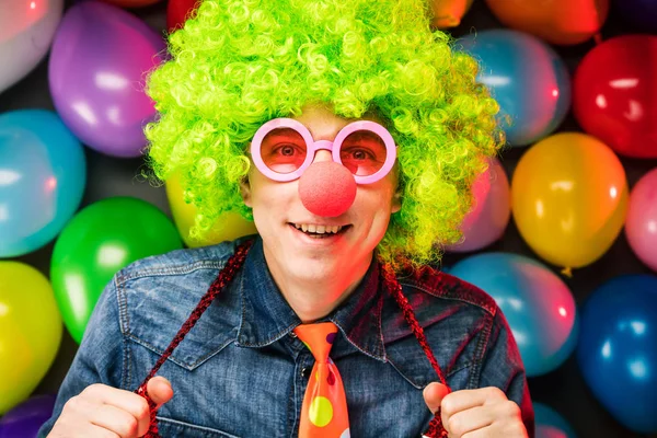 Rolig Ung Man Som Har Roligt Karnevalen Färgglada Ballonger Bakgrund — Stockfoto