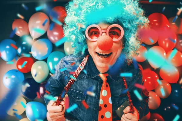 Komik Genç Parti Adamı Renkli Balonlar Arkaplanındaki Karnaval Eğleniyor — Stok fotoğraf