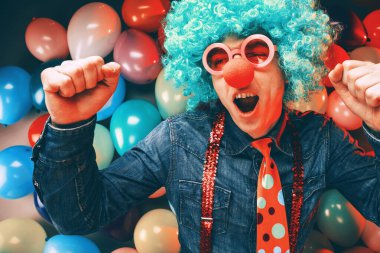Komik Genç Parti Adamı Renkli Balonlar Arkaplanındaki Karnaval 'da Eğleniyor