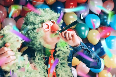 Çılgın Genç Parti Adamı Renkli Balonlar Arkaplanındaki Karnaval 'da Eğleniyor