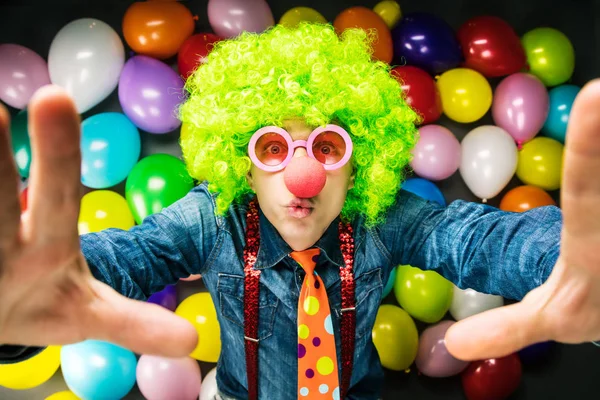 Verrückter Junger Partymann Der Spaß Karneval Auf Buntem Luftballonhintergrund Hat — Stockfoto