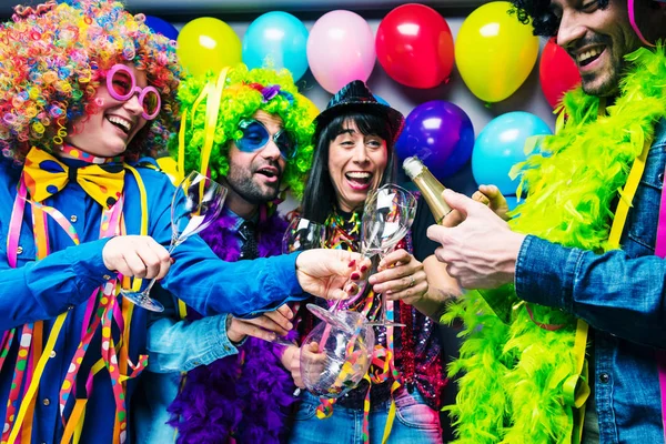 Gelukkige Jonge Vrienden Drinken Champagne Vieren Tijdens Het Feest — Stockfoto