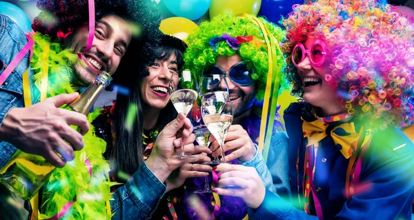 Happy Young Friends Drinking Champagne Celebrate Carnival New Year — Stok Foto