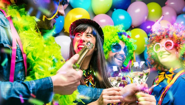 Jovens Felizes Bebendo Champanhe Comemorando Carnaval Ano Novo — Fotografia de Stock