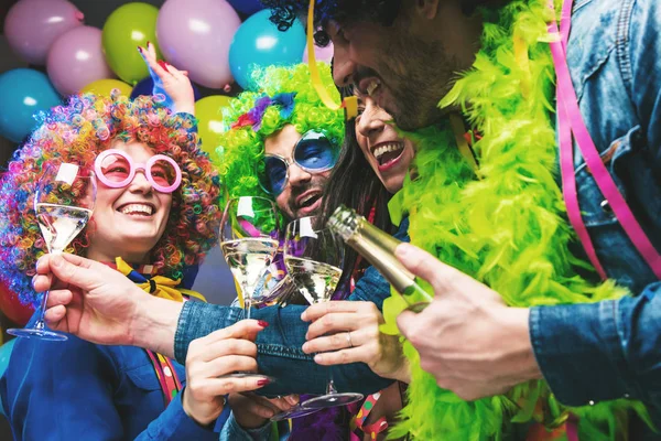 Glada Unga Människor Som Dricker Champagne Och Firar Karneval Eller — Stockfoto