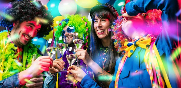 Счастливая Молодежь Пьет Шампанское Празднует Карнавал Новый Год — стоковое фото