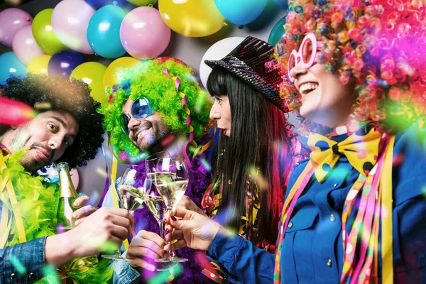 Fröhliche Junge Leute Die Champagner Trinken Und Karneval Oder Neujahr — Stockfoto