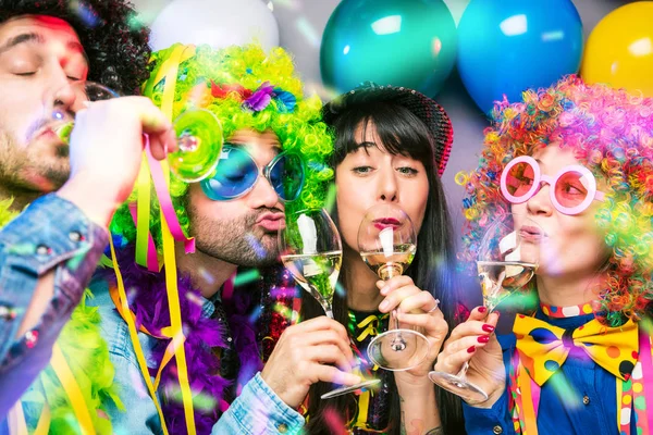 Happy Young People Drinking Champagne Celebrating Carnival New Year Party — 스톡 사진