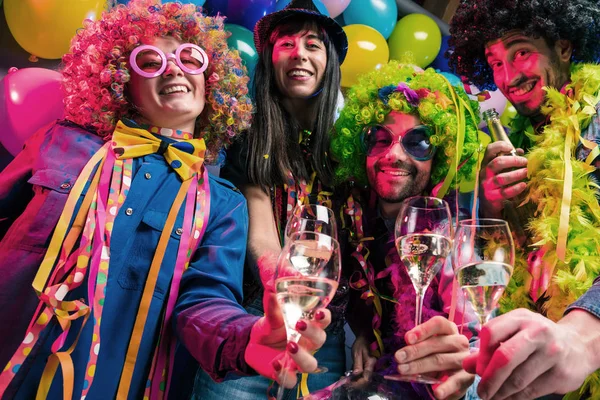 Jóvenes Felices Bebiendo Champán Celebrando Carnaval Año Nuevo Club Fiestas — Foto de Stock