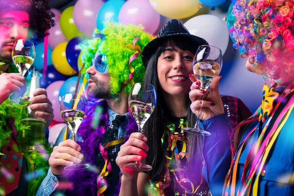Ευτυχισμένοι Άνθρωποι Πίνουν Σαμπάνια Και Γιορτάζουν Καρναβάλι Την Πρωτοχρονιά Στο — Φωτογραφία Αρχείου