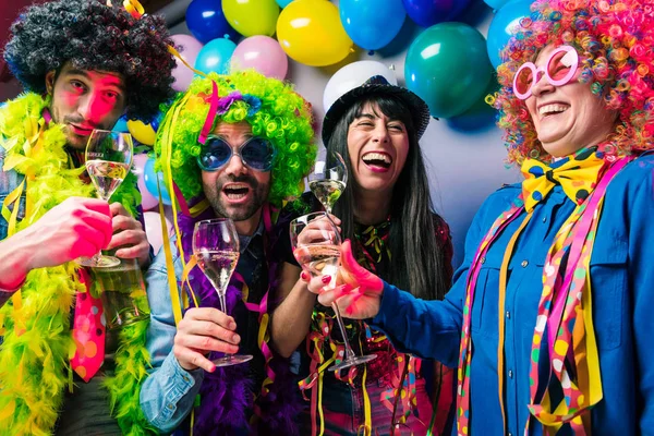 Gelukkig Mensen Drinken Champagne Vieren Carnaval Nieuwjaar Feestclub — Stockfoto