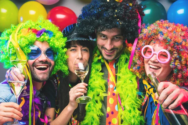 Πάρτυ Άνθρωποι Πίνουν Σαμπάνια Και Γιορτάζουν Καρναβάλι Την Πρωτοχρονιά Στο — Φωτογραφία Αρχείου