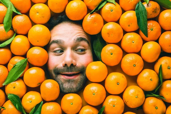 Cara Homem Sorridente Área Laranjas Conceito Para Indústria Alimentar — Fotografia de Stock