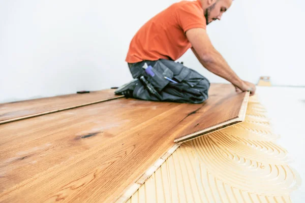 Joven Trabajador Instalando Suelo Parquet Obra —  Fotos de Stock