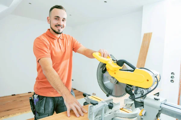 Jovem Com Uma Serra Corte Cortando Rodapés Canteiro Obras Coloque — Fotografia de Stock