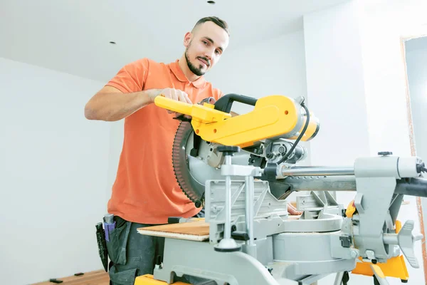 Jovem Com Uma Serra Corte Cortando Rodapés Canteiro Obras Coloque — Fotografia de Stock