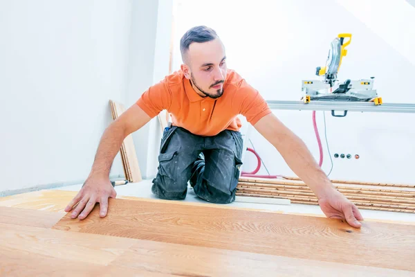 建設現場に寄木細工の床を設置する作業員寄木細工の床 — ストック写真