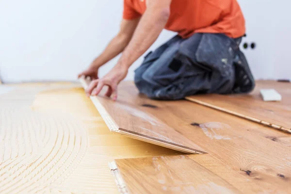 Tiro Cortado Trabalhador Sexo Masculino Instalar Piso Parquet Local Construção — Fotografia de Stock