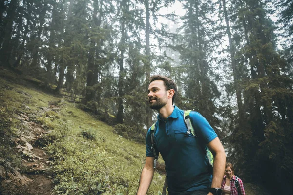 Sisli Bir Günde Güzel Dağlarda Yürüyüş Yapan Sırt Çantalı Genç — Stok fotoğraf