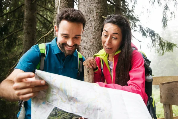 Haritaya Bakan Yürüyüşçüler Ormanda Kamp Yaparken Gülen Arkadaşlar — Stok fotoğraf