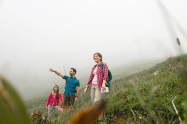 Ormanda, dağlık bölgede yürüyüş yapan bir grup kleinwalsertal Avusturya.