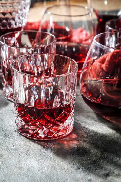 Nahaufnahme Von Rotwein Gläsern Auf Grauem Hintergrund — Stockfoto