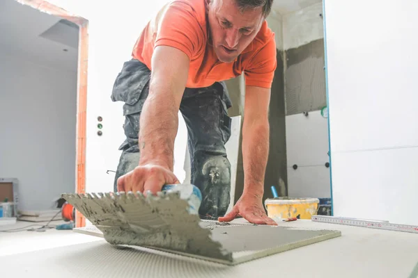 Professionele Middelbare Leeftijd Mannelijke Tiler Installeren Van Grote Formaat Tegels — Stockfoto