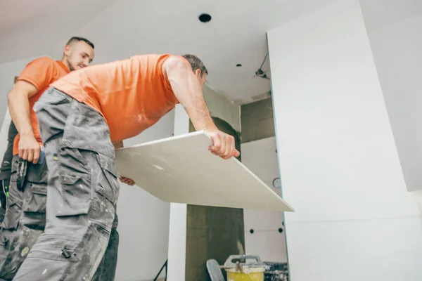 Lage Hoek Weergave Van Professionele Tilers Installeren Van Grote Formaat — Stockfoto