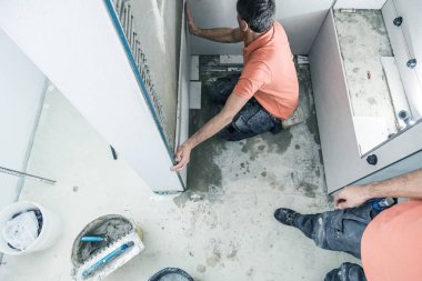 Profesyonel karoların geniş format döşemeleri yüksek açılı görüntüsü. ev dekorasyonu.