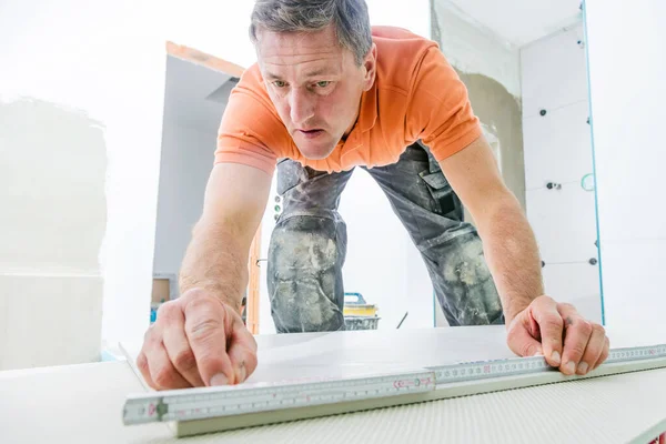 Niedrigwinkel Ansicht Des Menschen Der Großformatige Fliesen Der Wand Installiert — Stockfoto