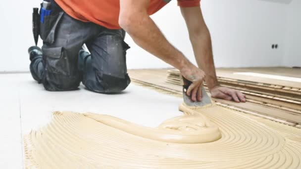 Trabajador Masculino Que Instala Piso Parquet Sitio Construcción Ponga Suelo — Vídeo de stock