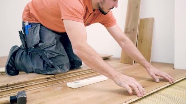 Trabajador Masculino Que Instala Piso Parquet Sitio Construcción Ponga Suelo — Vídeos de Stock