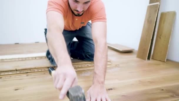 Trabajador Masculino Que Instala Piso Parquet Sitio Construcción Ponga Suelo — Vídeos de Stock